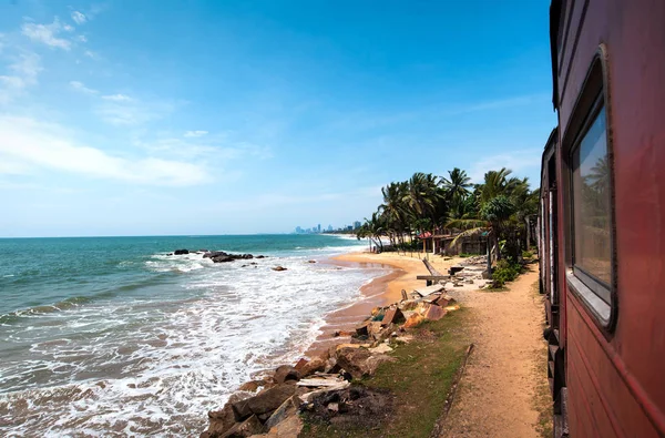 Kustnära tåg i Sri Lanka — Stockfoto