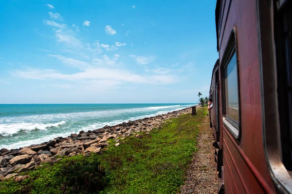 Kustnära tåg i Sri Lanka — Stockfoto