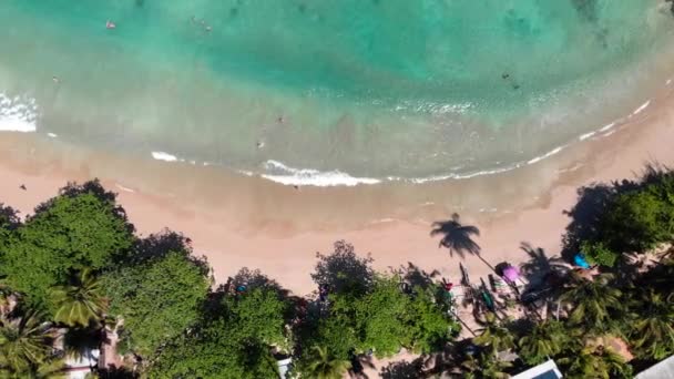 スリランカの Hiriketiya トロピカルビーチ空中映像 — ストック動画