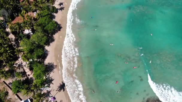 スリランカの Hiriketiya トロピカルビーチ空中映像 — ストック動画