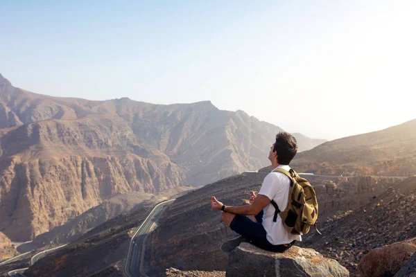Homem meditando no topo da montanha — Fotografia de Stock