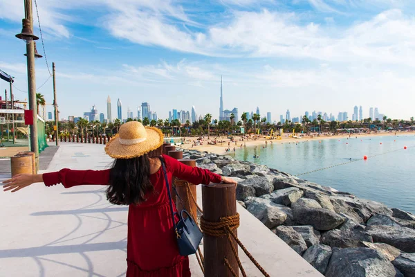 Жінка з панорамним видом на Дубайський центр — стокове фото