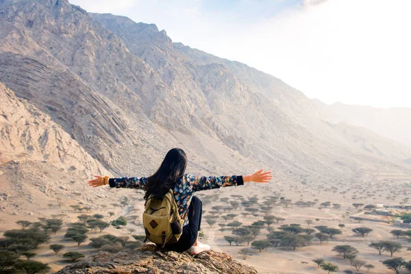 Mulher desfrutando de paisagem deserto — Fotografia de Stock