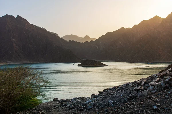 Západ slunce na jezeře Hatta Dam v Dubaji emirát UAE — Stock fotografie