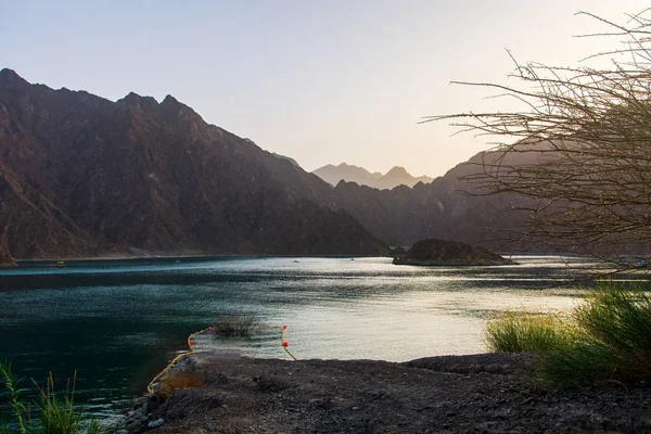 Zonsondergang bij Hatta dam Lake in Dubai emiraat van UAE — Stockfoto