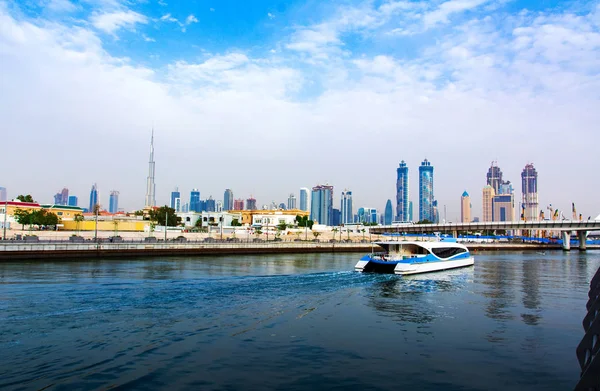 从运河眺望迪拜全景 — 图库照片