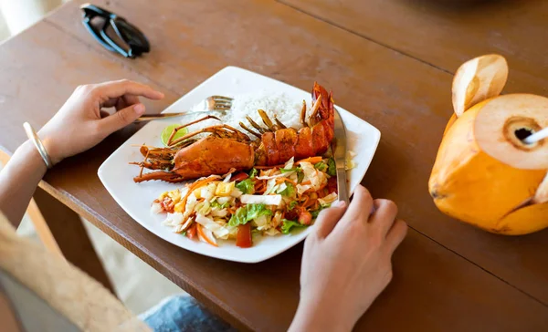 Ragazza che ha gamberi della giungla in un ristorante — Foto Stock