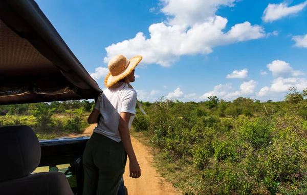 Mulher desfrutando de vista do caminhão safari — Fotografia de Stock
