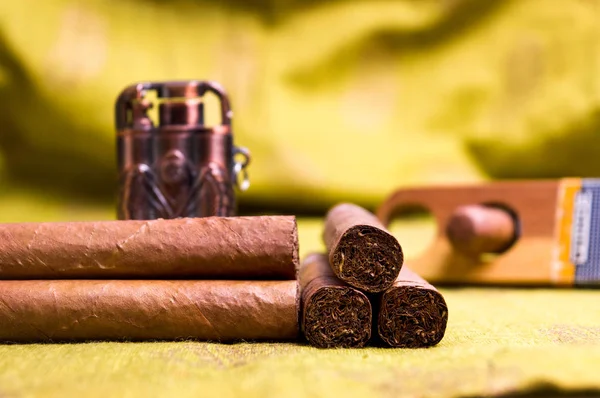 Кубинские сигары на столе — стоковое фото