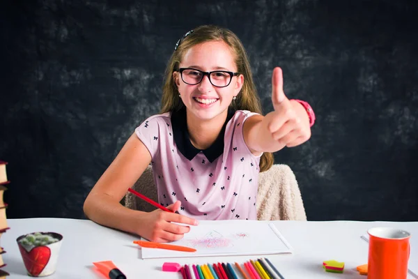 Šťastná dívka kreslení s barevné tužky — Stock fotografie