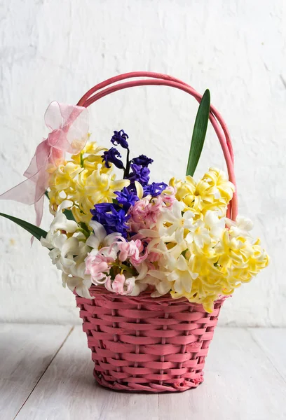 Ovos de Páscoa decorados e flores de primavera em uma cesta — Fotografia de Stock