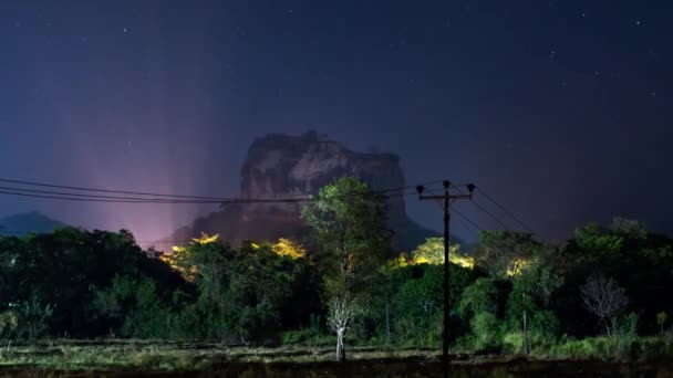 Night sky time lapse over Sigiriya rock fortress in Sri Lanka — Stock Video