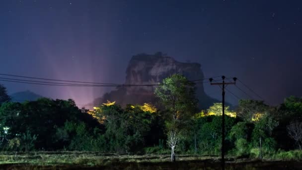 Nocne niebo upływ czasu ponad Sigiriya Rock Fortress w Sri Lance — Wideo stockowe