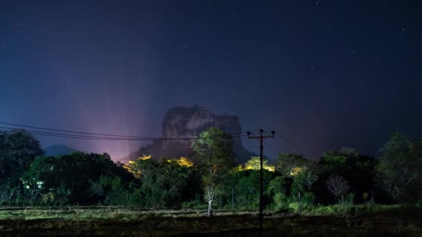 Nocne niebo upływ czasu ponad Sigiriya Rock Fortress w Sri Lance — Wideo stockowe