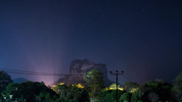 Zeitraffer am Nachthimmel über der Felsenfestung Sigiriya in Sri Lanka — Stockvideo