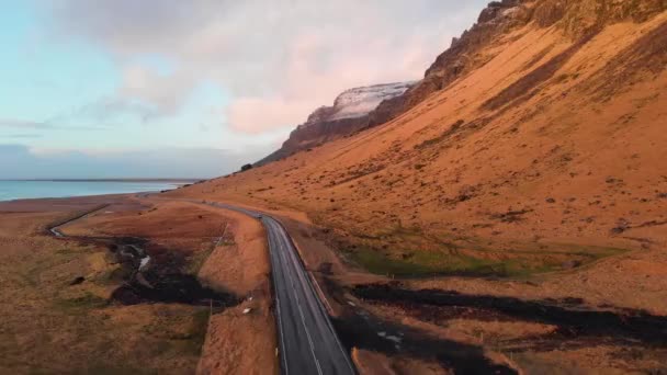 アイスランドの風光明媚な道路空撮ビュー — ストック動画