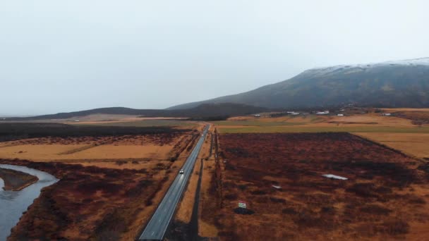 Szcenírozott út Izlandon légi felvétel megtekintése — Stock videók