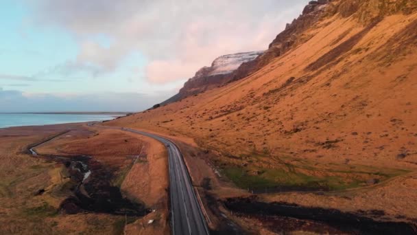 アイスランドの風光明媚な道路空撮ビュー — ストック動画