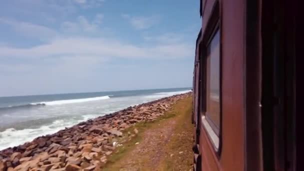 Kustnära tåg Seaside utsikt över Sri Lanka — Stockvideo