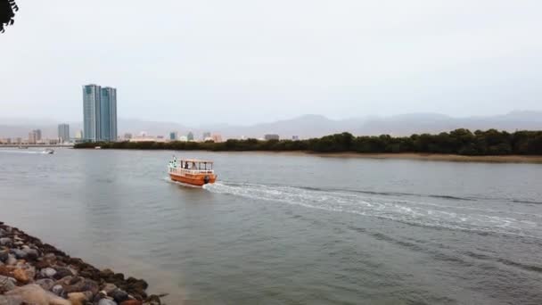 Ras Al Khaimah, Uni Emirat Arab - 17 April 2019: Kapal yang melintas di sungai Ras Al Khaimah di emirat utara Uni Emirat Arab — Stok Video