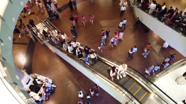 Dubai, Verenigde Arabische Emiraten-17 april 2019: Dubai Mall interieur met veel bezoekers en toeristen passeren en het gebruik van de bewegende trappen — Stockvideo