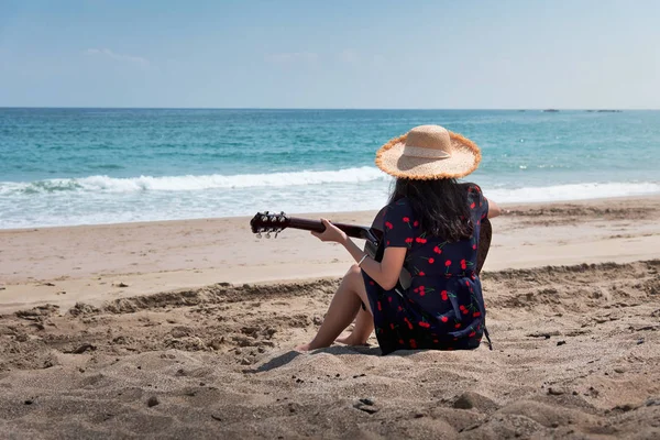 Ragazza che suona la chitarra sulla spiaggia — Foto Stock