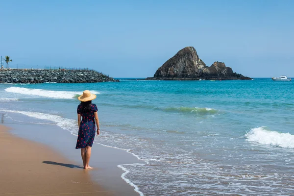 Kobieta ciesząca się widokiem na morze na letnie wakacje — Zdjęcie stockowe