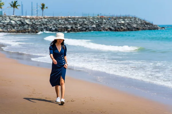 Modisch asiatisch mädchen walking auf die strand — Stockfoto