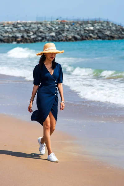 Modny Asian Dziewczyna chodzenie na The plaża — Zdjęcie stockowe