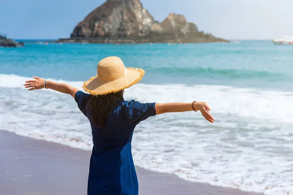 Woman enjoying day at the seaside rear view — Stock Photo, Image