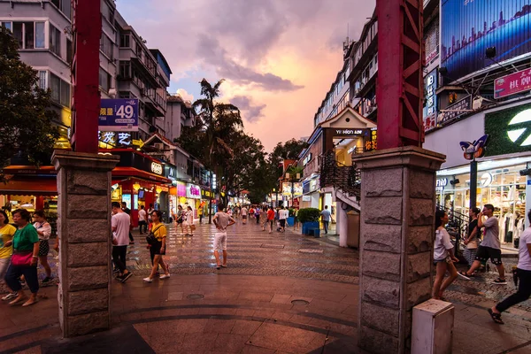 Guilin, Chine - 26 juillet 2018 : Principale rue piétonne Zhengyang in — Photo