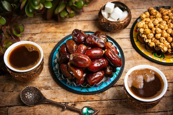 Datteln und Kichererbsen serviert mit türkischem Kaffee — Stockfoto