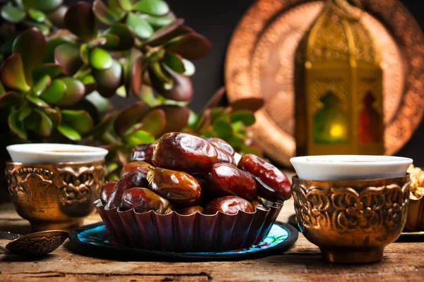 Datteln serviert mit Kaffee im arabischen Stil — Stockfoto