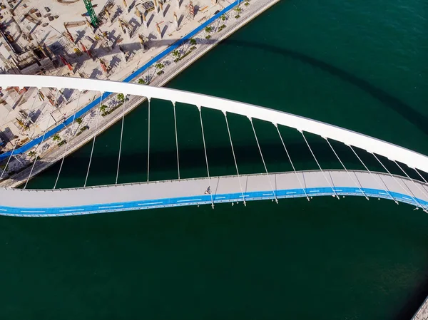 迪拜水渠宽容桥在小溪空中 — 图库照片