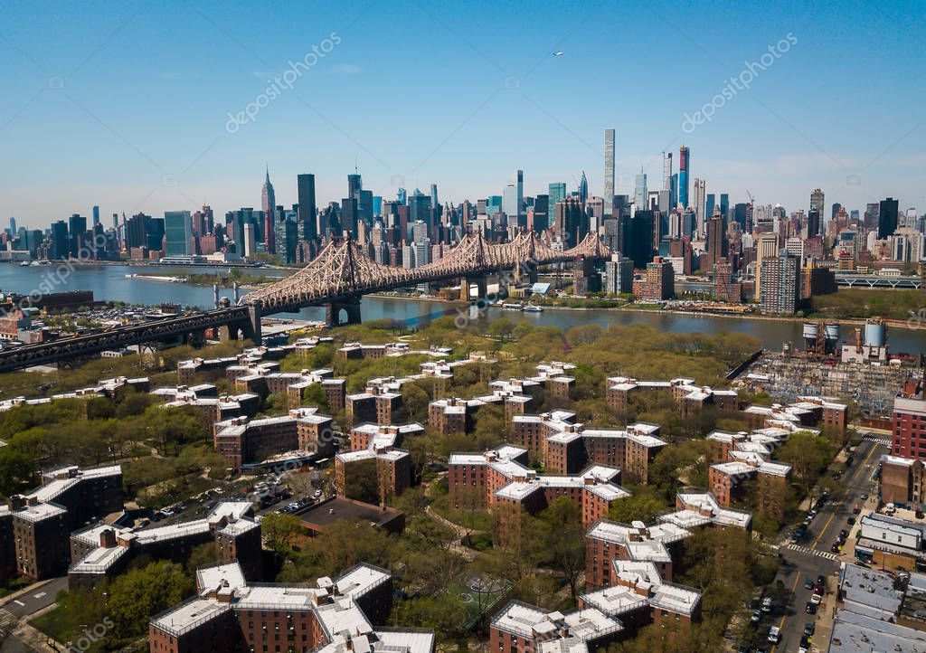 Aérea de Queensborough puente y el centro de Manhattan 2022