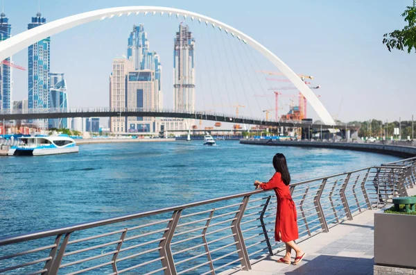 Mujer disfrutando de Dubai vista desde el canal de agua —  Fotos de Stock