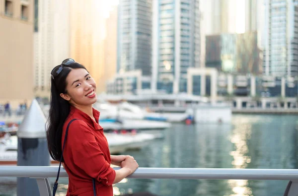 Cheerful Asian tourist in Dubai marina — Stock Photo, Image