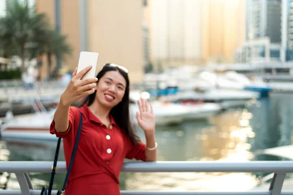 Asyalı turist Dubai marinasında selfie çekiyor — Stok fotoğraf