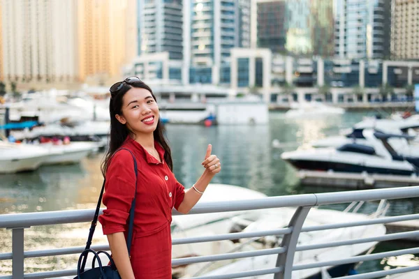 Dubai marina neşeli Asyalı turist — Stok fotoğraf