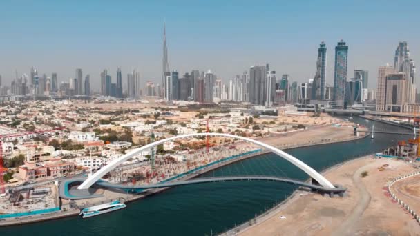 アラブ首長国連邦の水運河からのドバイの航空写真 — ストック動画