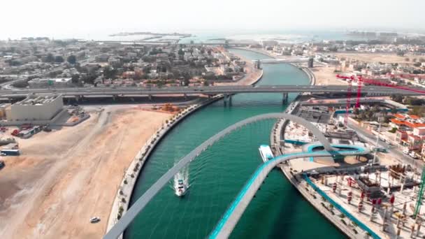 Dubai Wasserkanal Und Toleranzbrücke Über Den Bach Luftaufnahmen — Stockvideo