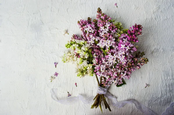 Buquê de flores de lilás de um presente de férias — Fotografia de Stock