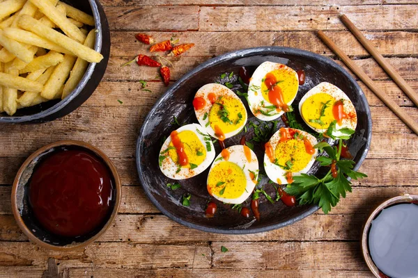 Huevos cocidos y fuegos franceses sobre una mesa —  Fotos de Stock