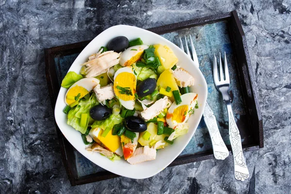 Ensalada de pollo con huevos y verduras en un plato —  Fotos de Stock