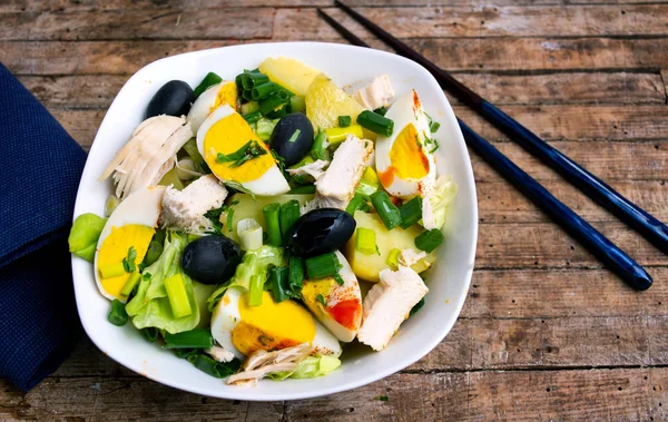 Ensalada de pollo con huevos y verduras en un plato —  Fotos de Stock