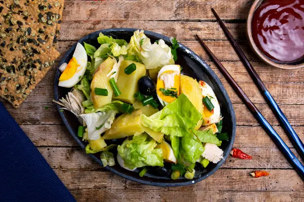 Ensalada de pollo con huevos y verduras en un plato —  Fotos de Stock