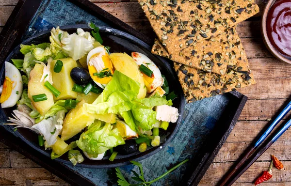 Ensalada de pollo con huevos y verduras en un plato —  Fotos de Stock