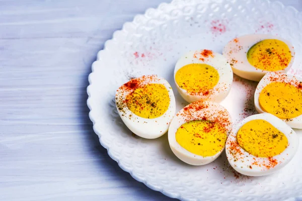 Huevos cocidos en un plato vista superior —  Fotos de Stock