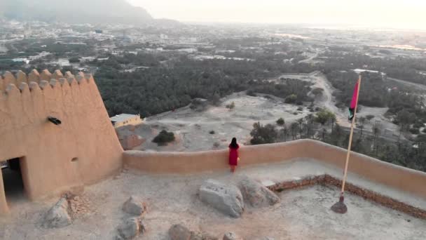 Mulher Desfrutando Vista Pôr Sol Forte Dhayah Ras Khaimah Emirado — Vídeo de Stock