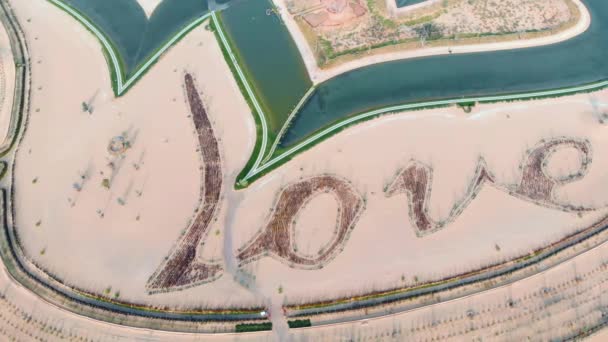 心脏形状 爱湖在迪拜沙漠空中镜头视图 — 图库视频影像